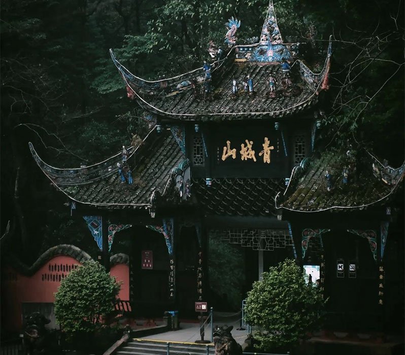 entrance to the qingcheng mountain scenic area