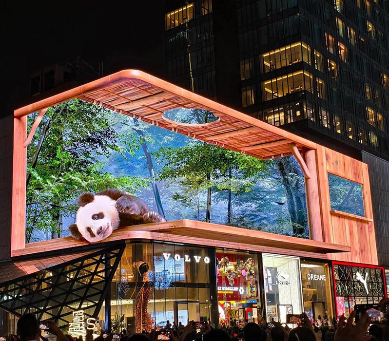 nighttime naked-eye 3D at taikoo li